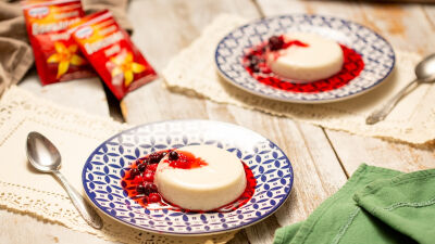 Панакота с кисело мляко и горски плодове