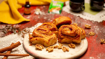 Козуначени рула с орехи и мармалад