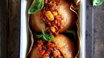 Чакалака в пържени хлебчета