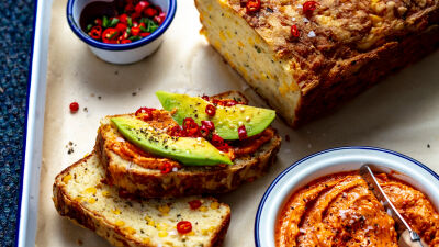 Царевичен хляб със сирене и доматено масло