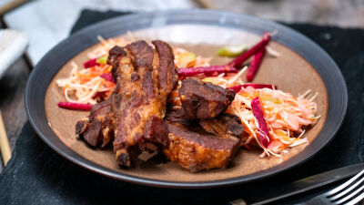 Пържени свински ребра със зелева салата