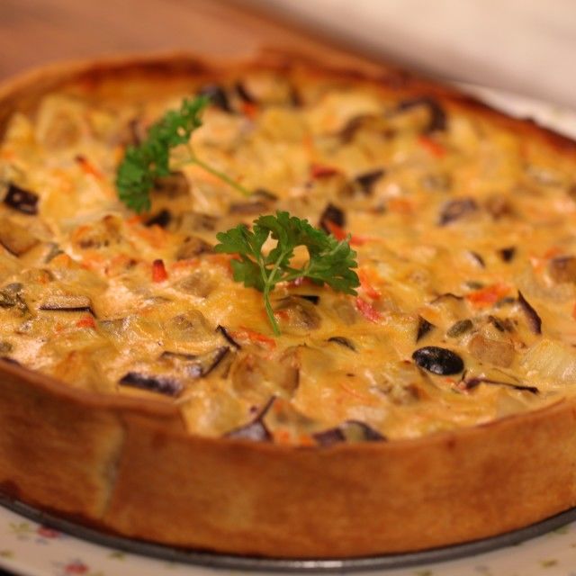 Киш с капоната и козе сирене