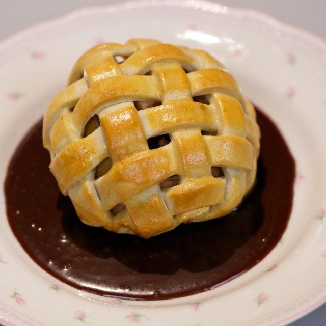 Пълнени ябълки с карамелен сос