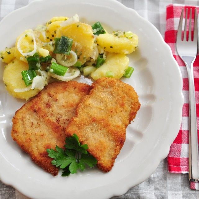 Виенски шницел с картофена салата