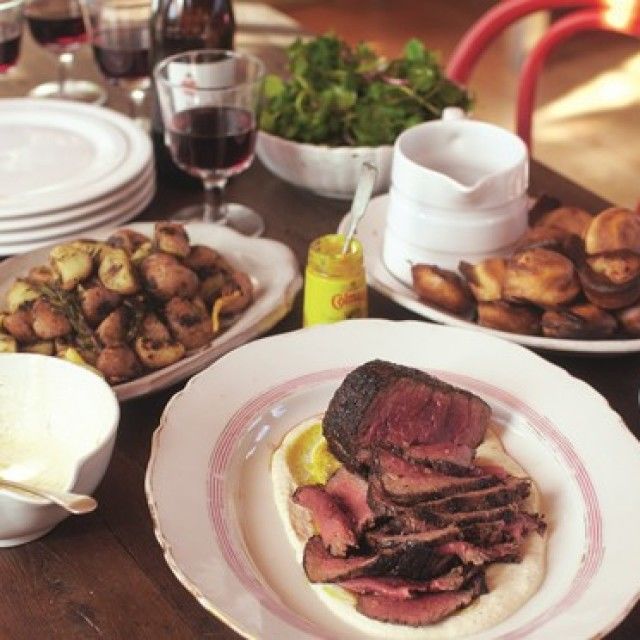 Печено телешко с картофи, моркови и сос Грейви