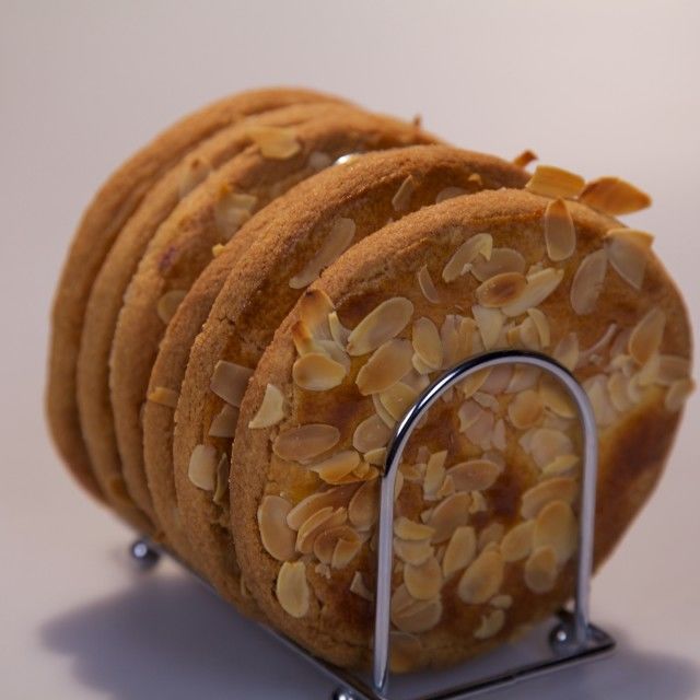 Хрупкави бадемови сладки