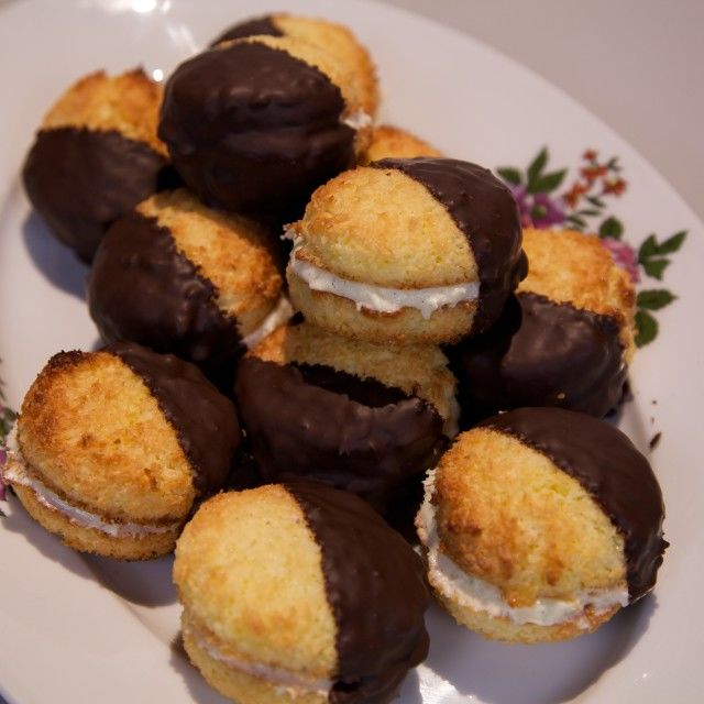 Кокосови сладки с пълнеж