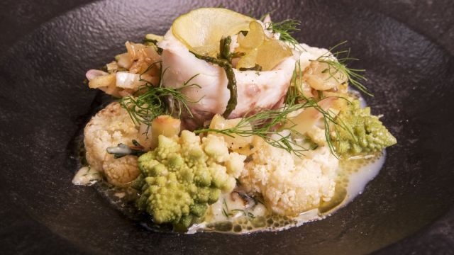 Поширан лаврак, пълнен със зелени ябълки и билково масло