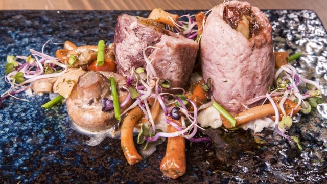 Свински руладини със сушени плодове