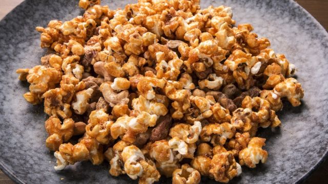 Карамелизирани пуканки и овкусени ядки