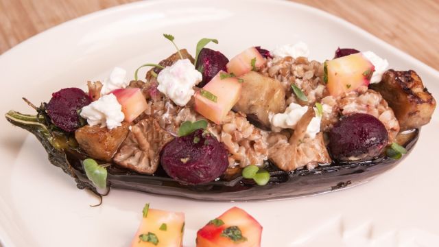 Печен патладжан с "ризото" от елда и салса от червено цвекло