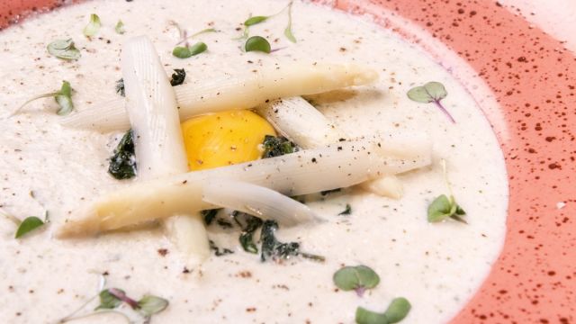 Лучена крем супа със зелении и аспержи