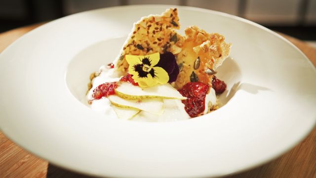 Гранола с кисело мляко и хрупкави бисквити с ядки