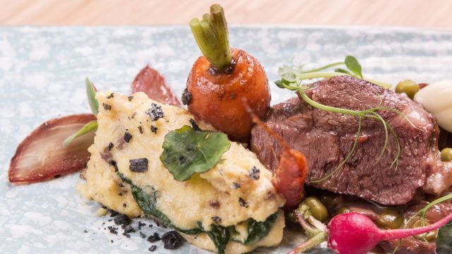 Телешки бузи с малиново вино и полента