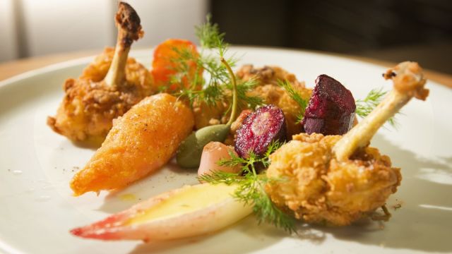 Пържено пиле и печени зеленчуци