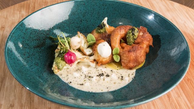 Топла салата с паниран карфиол