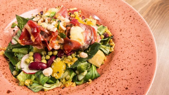 Зелена салата със сушени жълтъци