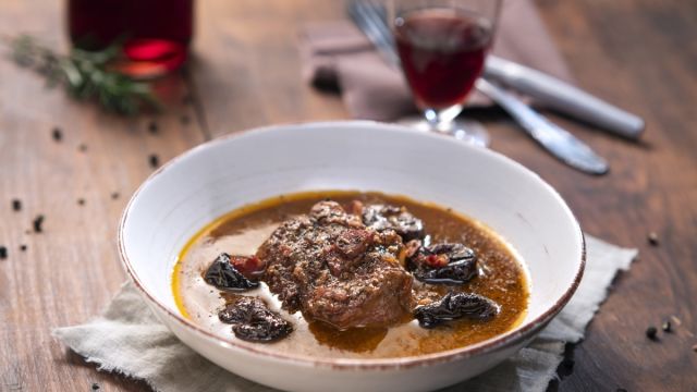 Телешко със сини сливи