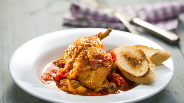 Баска яхния от пиле и домати