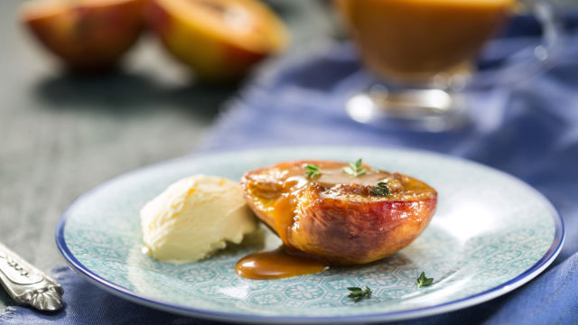 Печени праскови със солен карамелен сос и мащерка