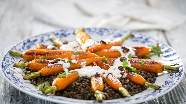 Салата от черна леща и моркови