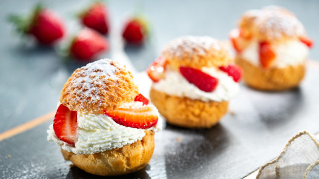 Профитероли с крем от шоколад, сметана и ягоди