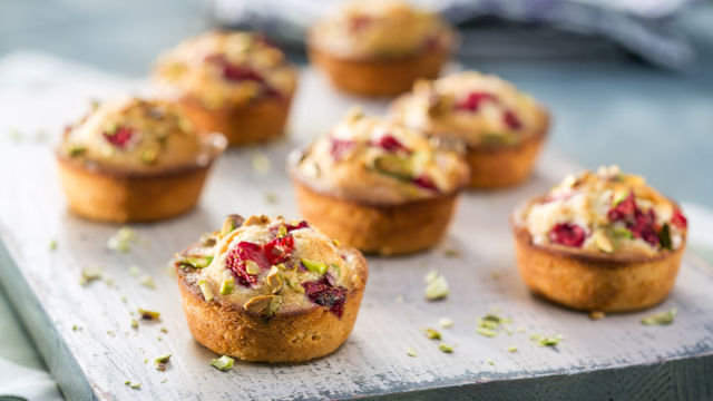 Финансие с ягоди и шамфъстък