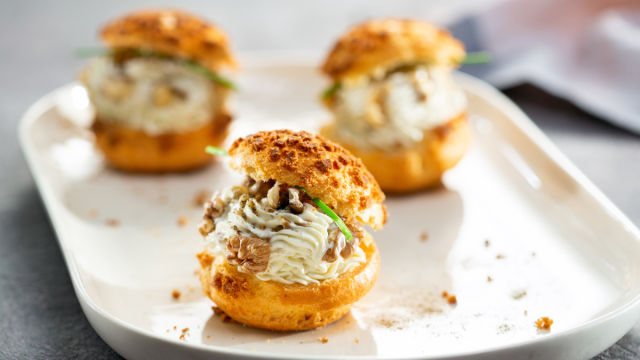 Солени профитероли с плънка от козе сирене и орехи