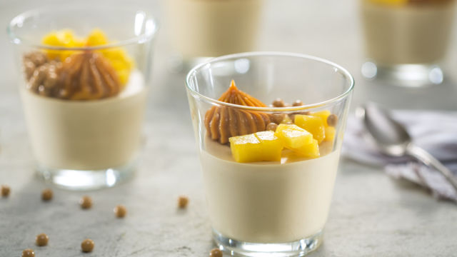 Мус от карамелизиран бял шоколад с карамелен крем и манго