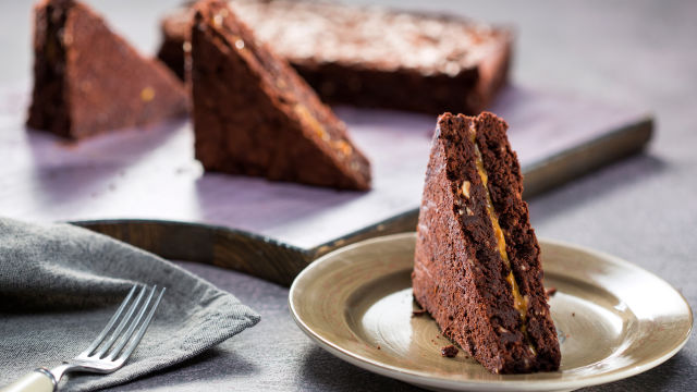 Брауни сандвич с лешници и карамелен сос