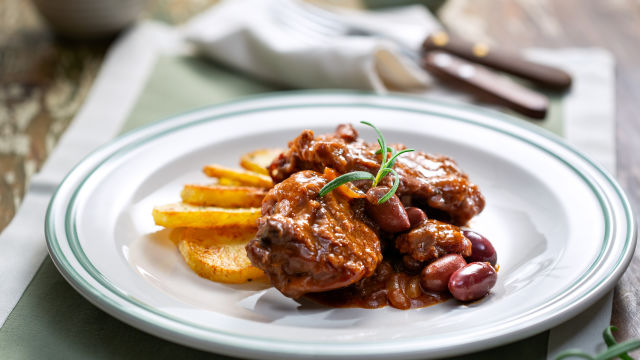 Заек качаторе с печени картофи