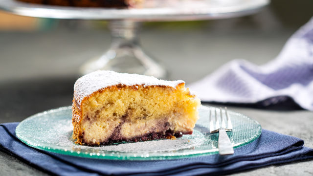 Кейк със сирена и сладко от боровинки