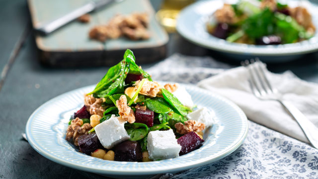 Салата със спанак и печено червено цвекло
