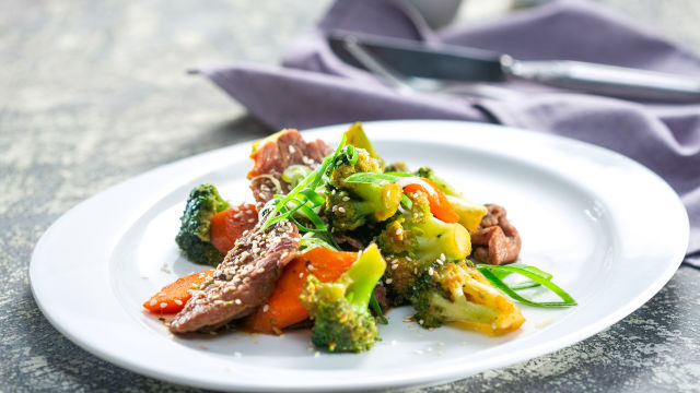 Сотирано телешко със зеленчуци