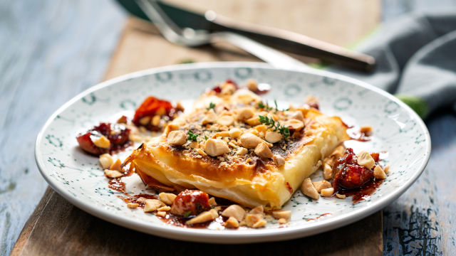 Запечено сирене със сушени смокини