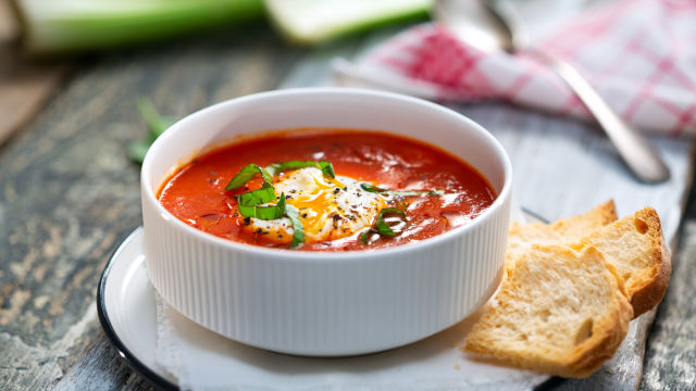 Доматена супа с поширани яйца