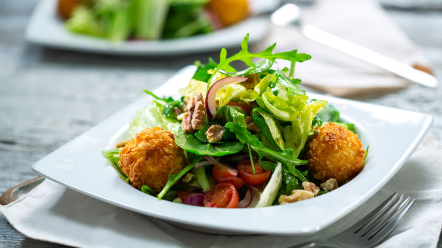 Листни зеленчуци с топки от сирене