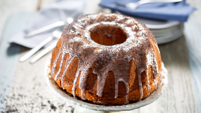 Кекс с кафяво масло и глазура с мак