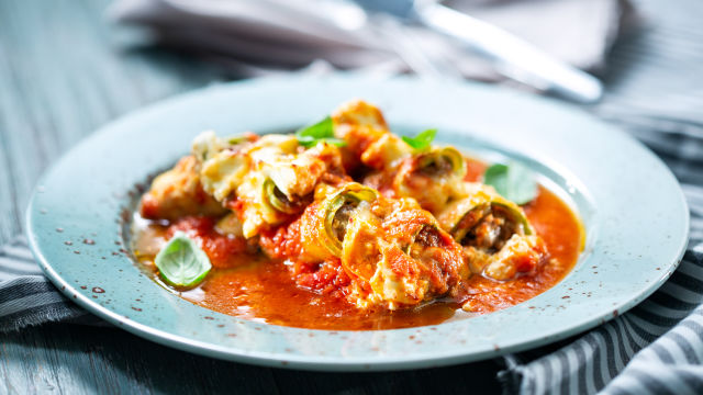 Рулца от тиквички с кайма на фурна