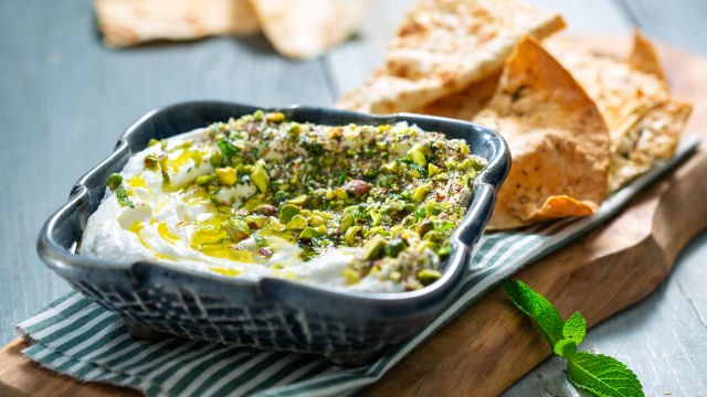 Лабне с ядки и заатар