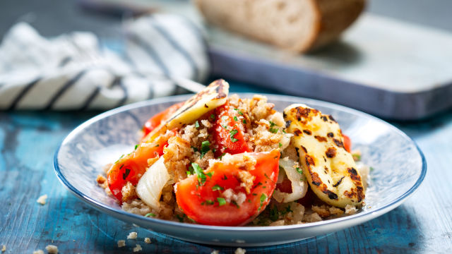 Доматена салата с печен лук и халуми