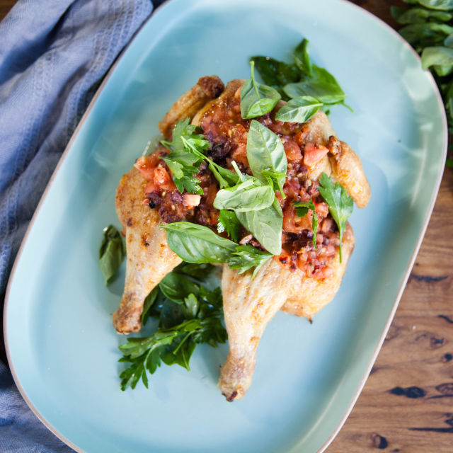 Печено пиле с пушена доматена салца