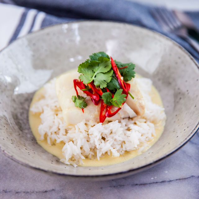 Поширана бяла риба в бадемово мляко