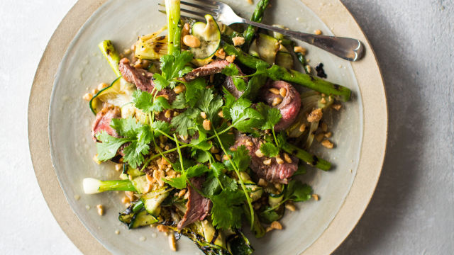 Телешки стек с печени на грил зеленчуци и цитрусов дресинг