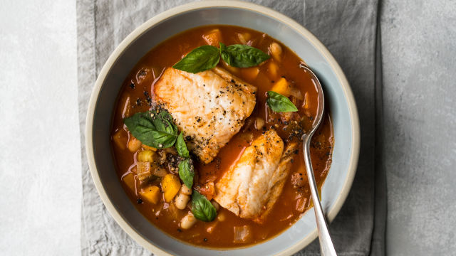 Чаудър с риба, боб и домати