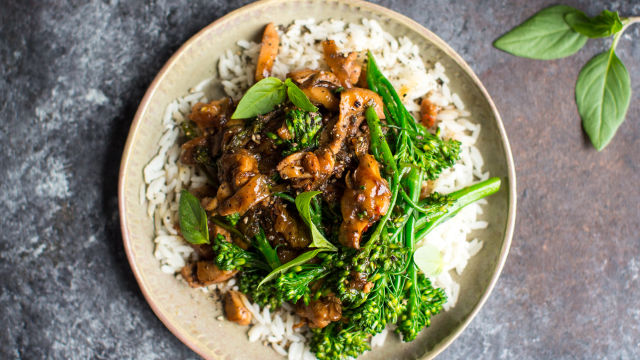 Пилешко с броколини и тайландски босилек