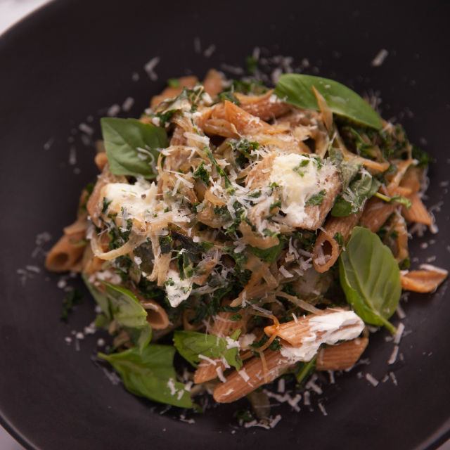 Пълнозърнести пенне с кейл и козе сирене