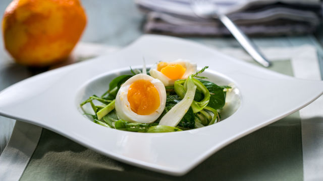 Салата от краставици и аспержи