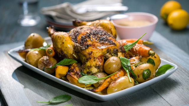 Печено пиле с пресни картофи и горчичен сос