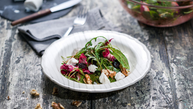 Салата от зеленолистни зеленчуци с малинов дресинг